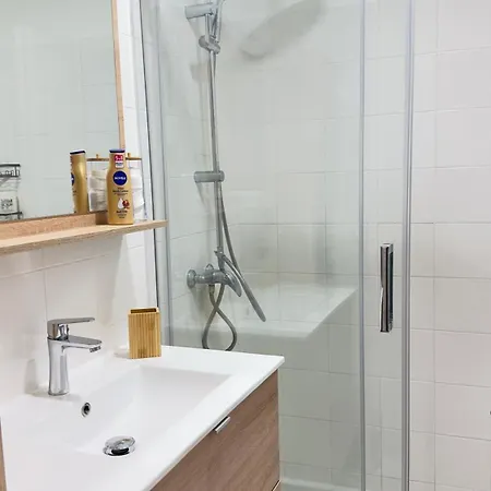 アパート Charming And Spacious Two-room With Terrace