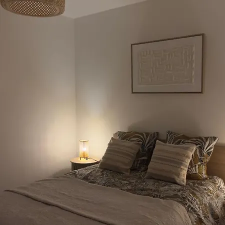 アパート Charming And Spacious Two-room With Terrace