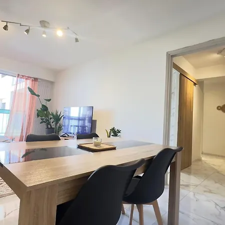 アパート Charming And Spacious Two-room With Terrace *