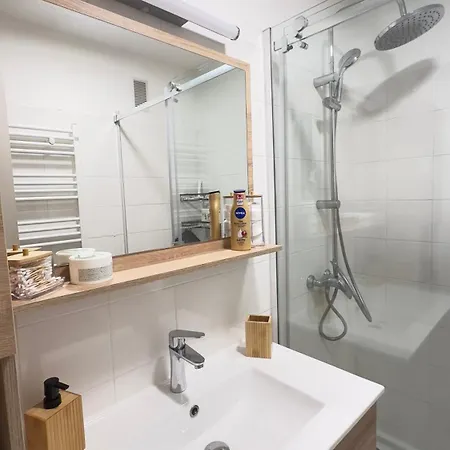 アパート Charming And Spacious Two-room With Terrace *