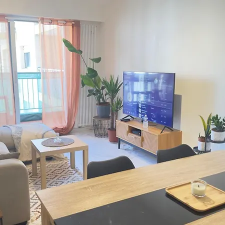アパート Charming And Spacious Two-room With Terrace