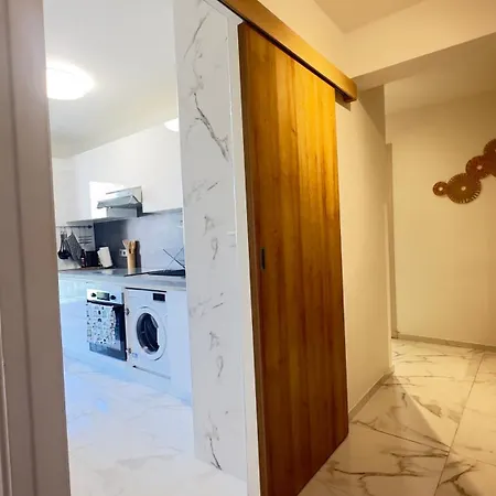 Charming And Spacious Two-room With Terrace アパート *