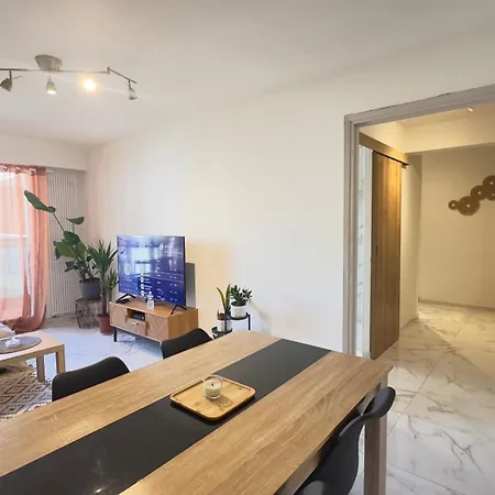 アパート Charming And Spacious Two-room With Terrace *