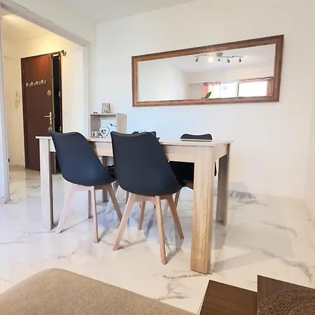 アパート Charming And Spacious Two-room With Terrace *